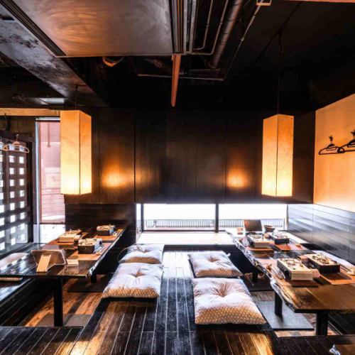 <p>団体様も最大14名様まで収容可能な掘りごたつ席がございます。くつろぎながら料理をお楽しみください。</p>