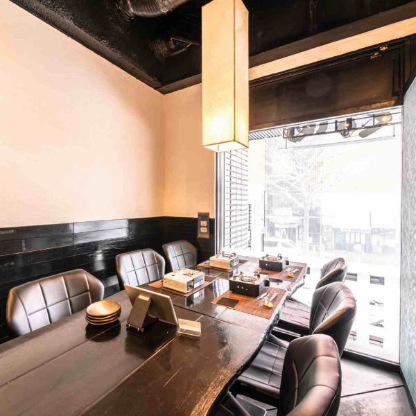 2名様からご利用いただける完全個室を完備しており、プライベート感重視のお食事に最適です。静かな空間でゆったりとお食事とお酒をお楽しみいただけます。大人数の宴会はもちろん、少人数での大切な会食にもぜひご利用ください。