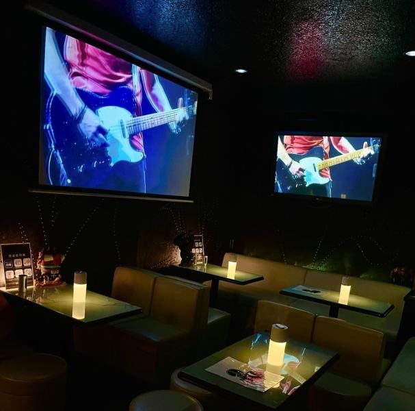 【白檀　BYAKUDAN～SALOON BAR～】では最大35名まで収容可能♪100インチのモニターでのカラオケや会社宴会だけではなく、お仕事帰りやサク飲みにオススメ！お一人様でもお楽しみ頂けます♪同じ趣味を持つお客様とも話が弾んでついついお酒が進んでしまいます♪