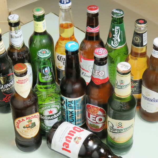 Bottled beers from all over the world are lined up ☆ You may find your favorite!?