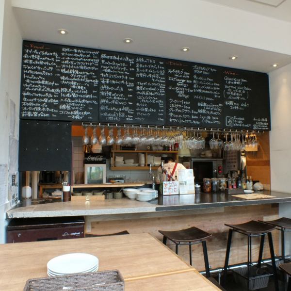 「カジュアルにワインを楽しめる」ようなワイン好きが心躍らせる料理が店内黒板にメニューがずらり。シェフの調理している姿を楽しみながら、お1人様でも楽しめるカウンター席をご用意しておりますのでお気軽にお越しください。