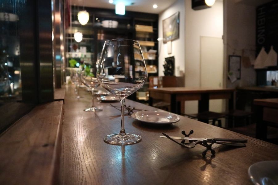 通う程に愛着が増す安らぎの食空間。店内はテーブル席、ソファ席、カウンター席をご用意しております。昼は温かい光がたっぷり差し込む空間でゆったり、夜は落ち着いた雰囲気のなか、ゆったりワインを楽しめる空間となっております。