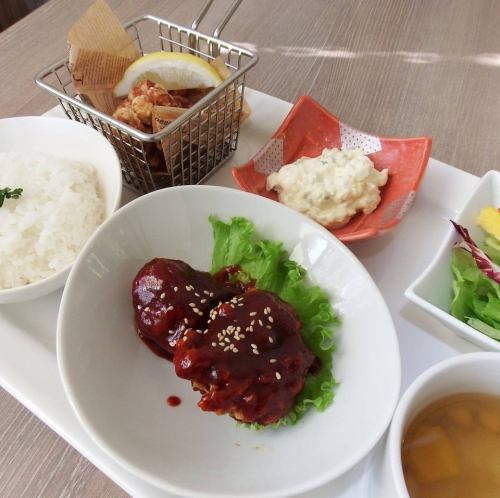 A plate with a mix of Yangnyeom chicken and fried chicken.