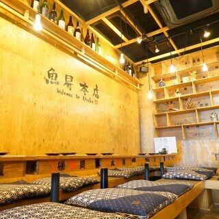 活気と笑い声が充満！楽しいお酒と食事を囲んで、みんなで笑い、楽しめるテーブル席をご用意しております。店内の活気も楽しめる雰囲気のお席は、宴会や貸切に最適なお席でございます。各種宴会の際は是非こちらのお席をご利用下さい。