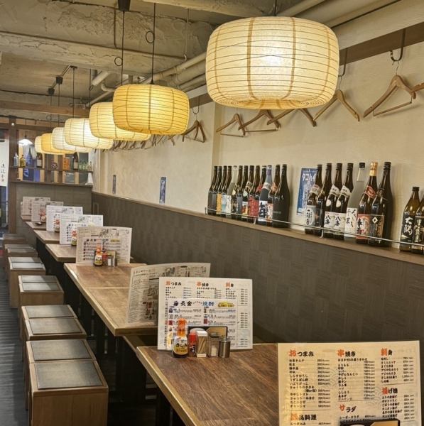 店内は明るく、大人数もOKです！