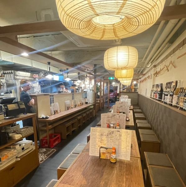 お席は、４名のテーブル席（半個室）と、大人数もOKなお席もあります！おひとりさまには、カウンターもご用意しております