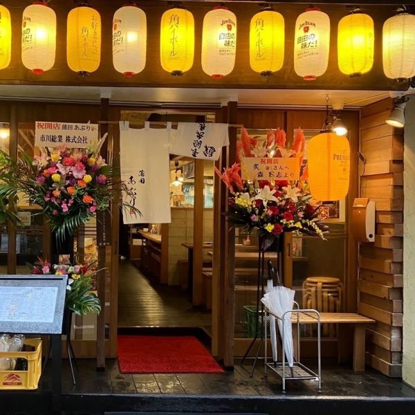 １６時から翌４時まで営業中！明るい提灯と、笑顔がいっぱいの店員が、目印です！