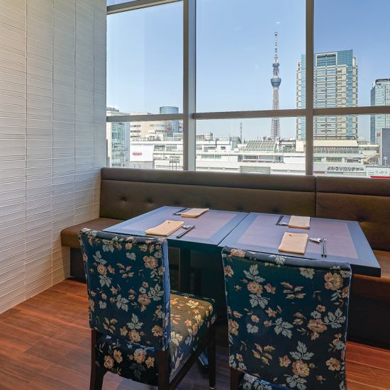 You can see the Skytree from inside the restaurant. Private rooms can accommodate up to 10 people.