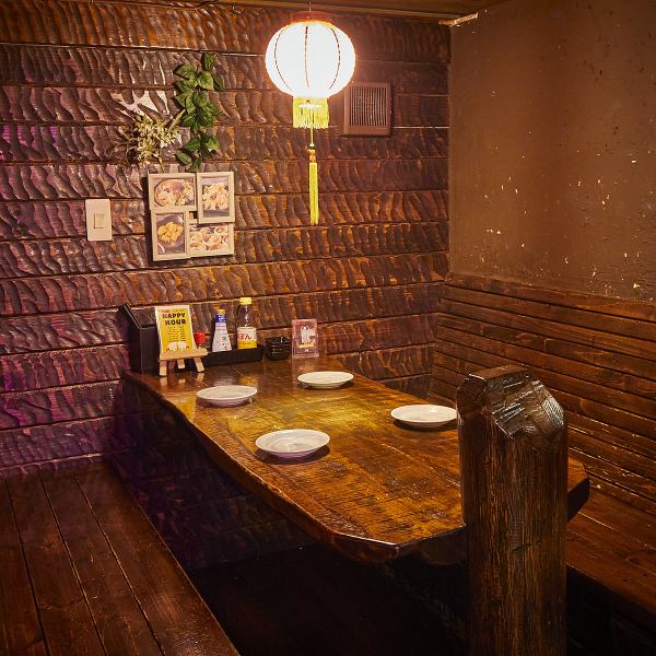 The interior of the restaurant is filled with a Chinese atmosphere! You can choose from a private room, counter seats, table seats, and more to suit your needs. This restaurant is recommended for a wide range of uses, from small private parties to solo drinking! Please feel free to contact us for more information.