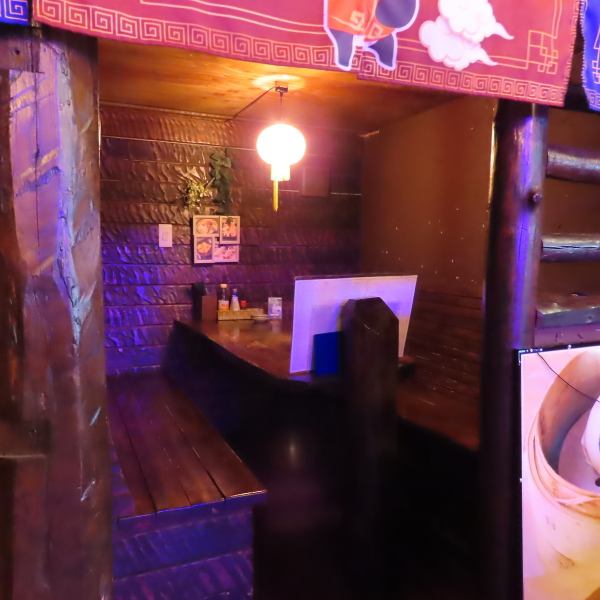 【完全個室/半個室/座敷 完備】ネオンが漂う台湾中華酒場で、完全個室・お座敷・テーブル・掘り炬燵と多彩な席タイプをご用意！1階62席、2階は最大48名の宴会スペース、貸切は最大50名まで対応可能◎女子会や食事利用はもちろん、仕事帰りのサク飲みや大人数宴会までシーンに合わせて使い分け可能です！