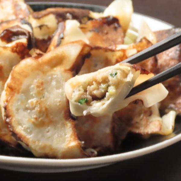 「専門店より美味しい!!!」と評判の黒豚餃子を是非！餃子も焼売も毎日店内で丁寧に手包みしています♪