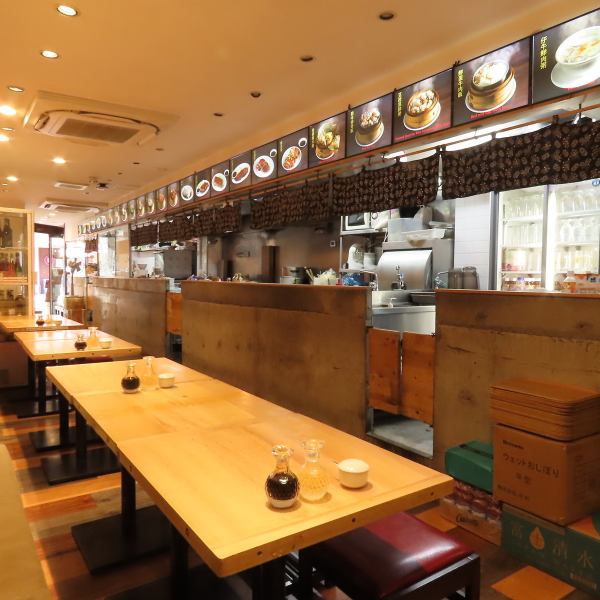 【本場中国をイメージした店内】本場の雰囲気を感じさせるインテリア。中華を楽しむのにぴったりのお店♪また、調理の様子が眺められるオープンキッチンをご用意。ひとり飲みや家族団欒など、どんなシーンにもご利用ください。