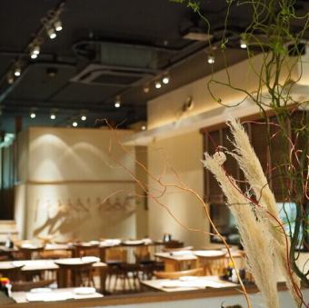 [Table seating] Open table with a 6m ceiling