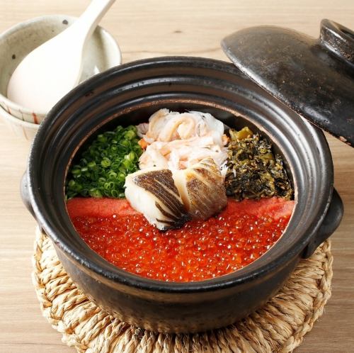 Hotaru's Seafood Earthenware Pot Rice: Seasonal ingredients and steaming hot rice topped with a generous amount of luxurious toppings.