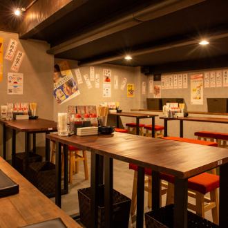 広々とした空間で、ゆったりとお寛ぎ頂けます。ご家族やご友人とのお食事会にもぴったりのお店です。人数が増えても、お席を繋げての対応など承りますので、ご遠慮なくご相談いただければと思います☆