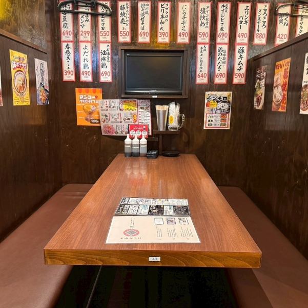 ●西中島／南方駅すぐ●終電も慌てない便利な駅チカ立地！駅軽く1杯から、ガッツリ〆メニューまで、皆様のお越しをお待ちしております！ゆったり寛げる雰囲気が自慢です。テーブル席は2名様～最大98名様までご利用頂けるよう多数ございます。女子会、合コン・コンパから企業様のご宴会まで幅広くお使いいただけます。