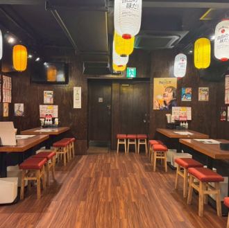 会話が弾むにぎやかな店内。話好きの店員ばかりなので、あちこちで笑い絶えない店内。店員とお客様、そして隣り合わせたお客様同士など店内一体になった雰囲気が、常連さんが気に入っていただいているポイント。