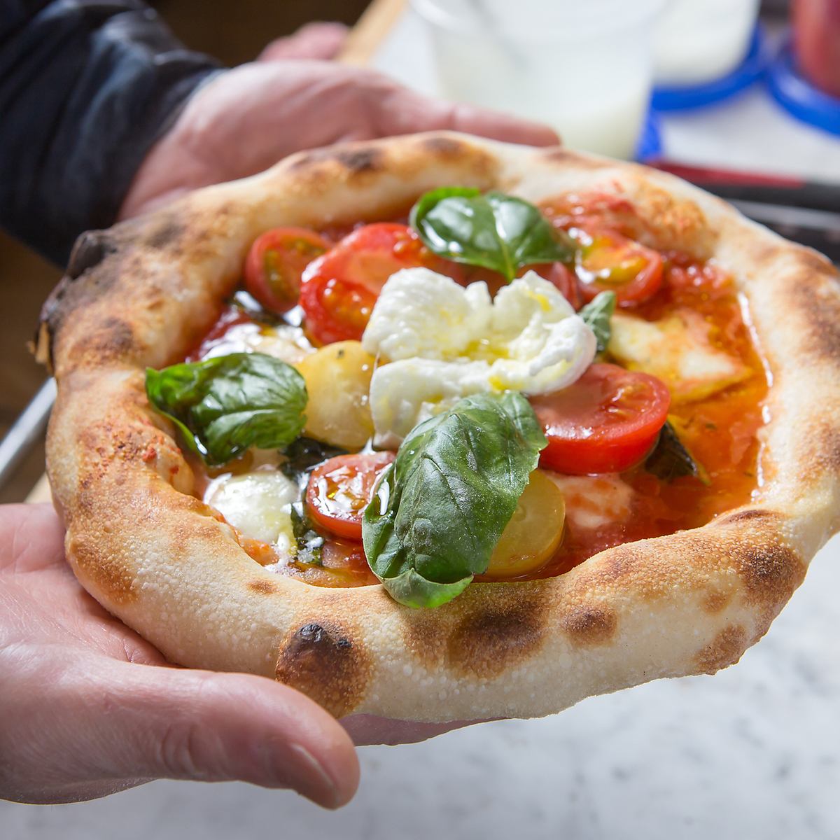 How about a hand-made pizza that the owner is particular about in a green place?