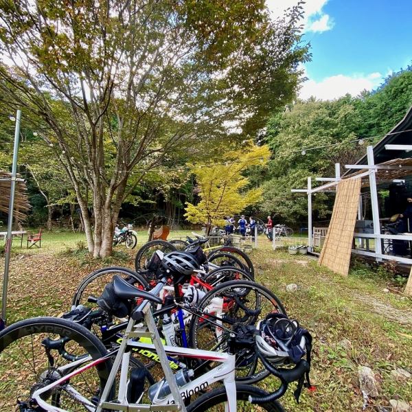 [Soon from Biwako Valley] A minute's drive from Biwako Valley.Parking lot for about 20 cars.A location of 1,000 tsubo overlooking the Hira Mountains in the background.Groups of 10 or more are possible on the terrace.(Advance reservation required)