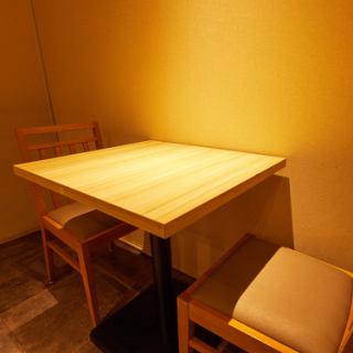 シンプルで落ち着いた雰囲気の個室は、ゆっくり過ごしたい日にオススメのお店です。人数に合わせて個室をご用意できるので、仕事帰りにも♪大人の隠れ家風の寛げる雰囲気で、本格和食をリーズナブルに味わえる大人の行きつけにピッタリです！