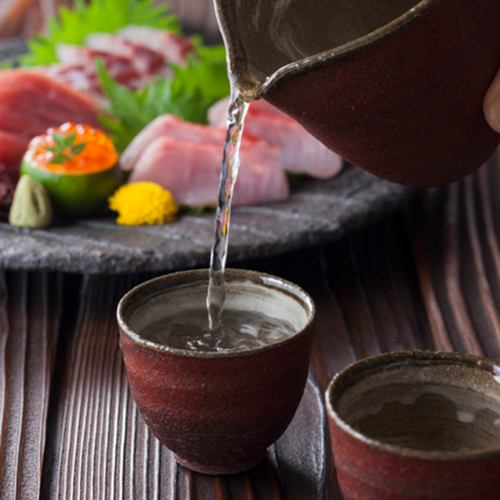 魚や料理に合わせて、定期的に季節酒や限定酒をご用意。