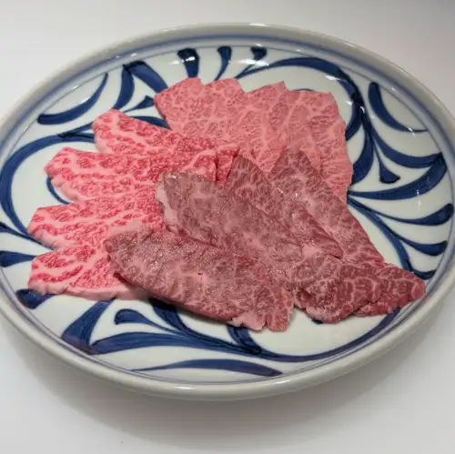 烤肉的魅力在于对细节的关注,从食材的选择到烤制方法都一丝不苟。