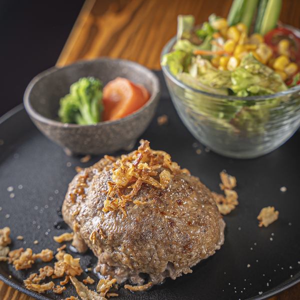 肉汁あふれる絶品ハンバーグの贅沢プレート