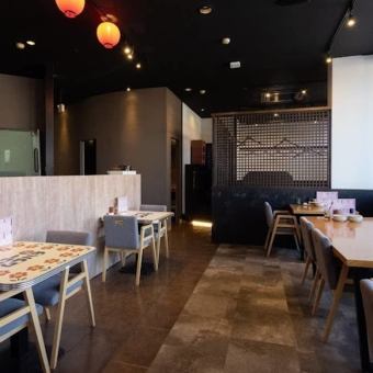 落ち着いた雰囲気のテーブル席です。/禁煙/チャージ料金：275円(税込)/人