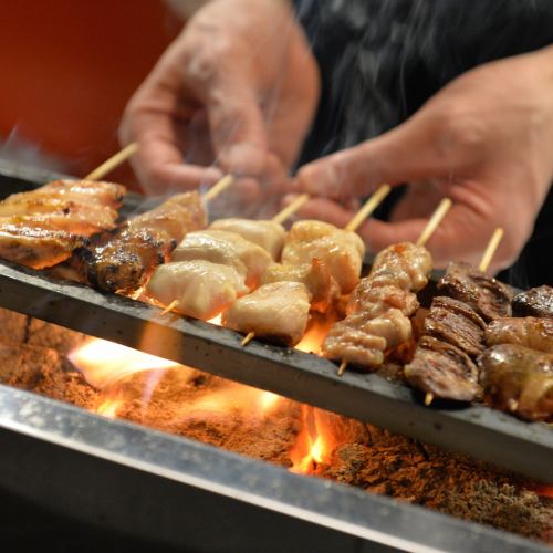 朝挽きの地鶏を炭火焼き鳥で