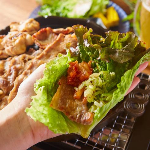 仅需 3,000 日元即可无限量享用五花肉等 120 种菜肴和饮品！