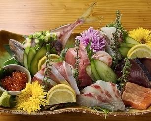 【旬の地魚をふんだんに使った、新鮮な日替わり刺身！毎日違うネタなのでお楽しみ要素も】刺身盛り合わせ