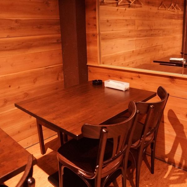 自慢の肉料理やデザートをごゆっくりお楽しみ頂ける広々としたテーブル席!しっかりとした木製テーブルは自慢のステーキをよりおいしくする雰囲気を感じます♪