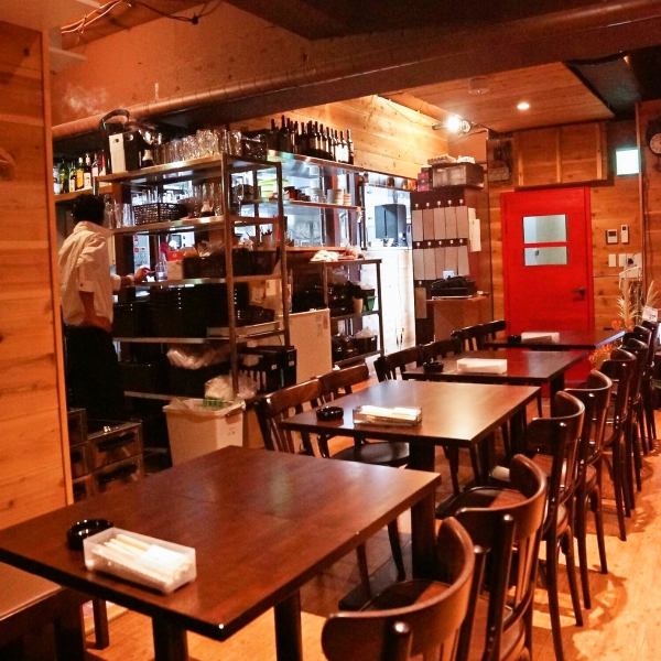 オシャレな店内でボリューム満点の食べ放題コースをご堪能下さい!週末は混み合いますので事前の予約をおすすめします。