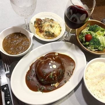 夜ごはんメニューたくさんあります。定食あります。ノンアルOKです。ハンブルグステーキ定食、米沢豚の生姜焼き定食、カツカレー、ワタリガニのパスタなどなどあります