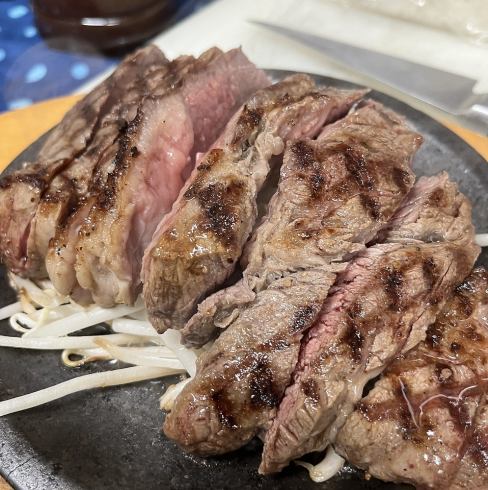 It's a meat and alcohol shop.Drinks are 300 yen and you can eat as much steak as you like.