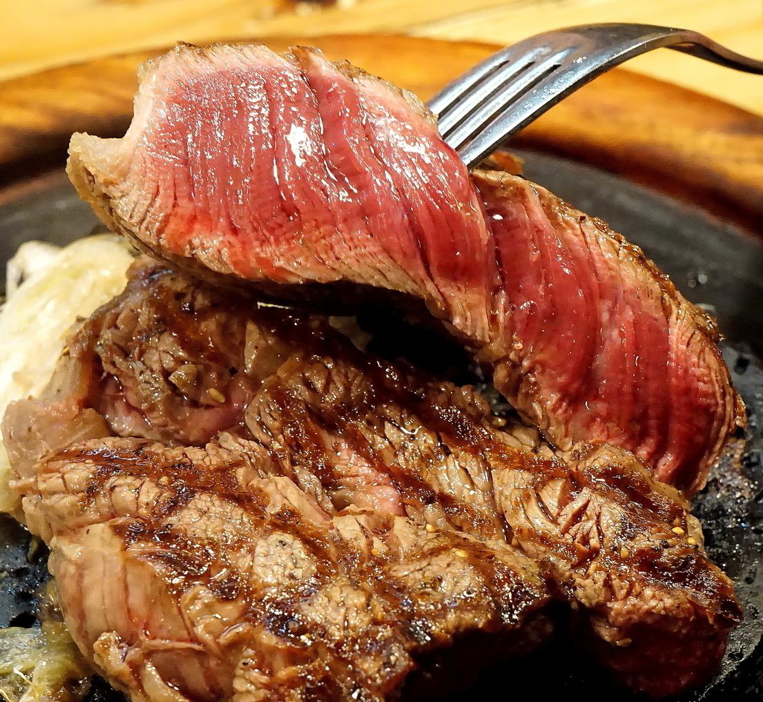 お肉とお酒のお店です。単品ドリンク300円 ステーキ食べ放題できます