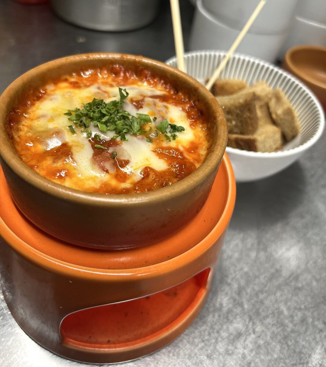 おしゃれなチーズ料理、tomatoをベースにしたチーズフォンデュはワインと相性抜群です