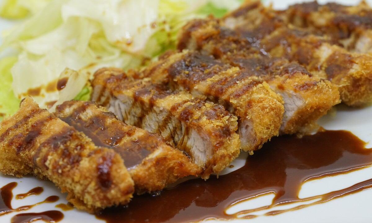名物☆東京味噌カツレツは当店のオリジナルの味噌カツソースが決めて、味噌カツなのに甘さすっきり東京風です。
