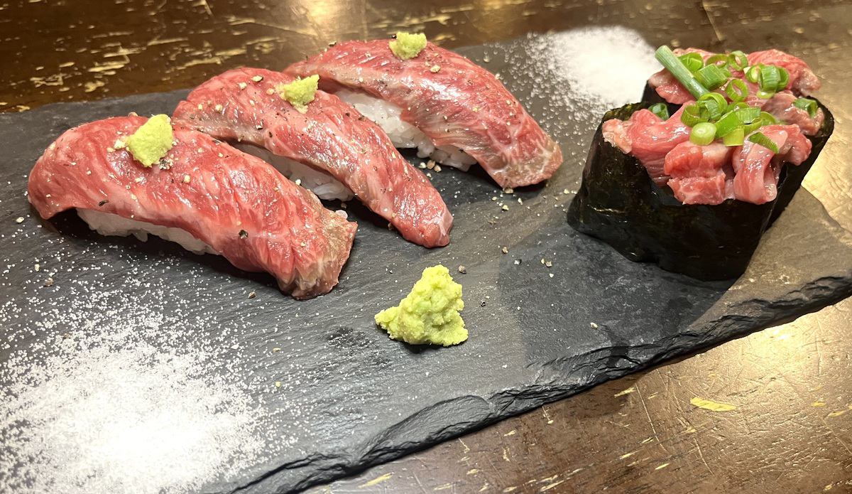 300BONEオリジナルの黒毛和牛のお寿司盛り合わせ、和牛の甘い脂を酢飯が優しく包み込みます