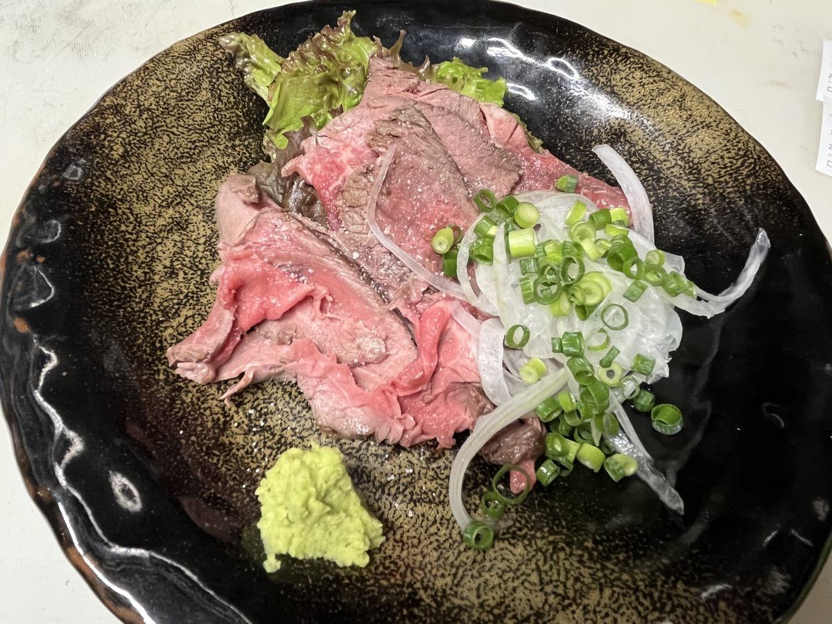 人気ナンバーワイン居酒屋メニューは牛肉の塩たたき、お酒が進む一品です、その他居酒屋おつまみメニューたくさんあります