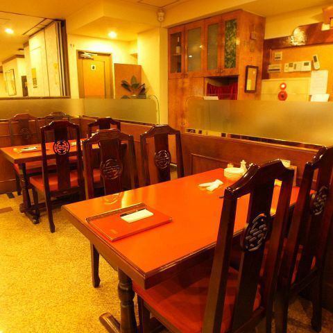 少人数からご利用頂けるテーブル席もあり。席間隔はゆったりと。皆様に安心して飲食をお楽しみ頂けるよう、感染症対策の取り組みを強化しております。