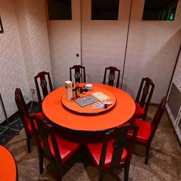 【半個室】温かみ溢れる空間で思う存分出来立てアツアツの中華をお楽しみ下さい!友人との飲み会、デート、家族との食事など幅広いシーンでご利用頂けます。お顔合わせや、接待などビジネスシーンでご利用のお客様は完全個室のご用意もございます!