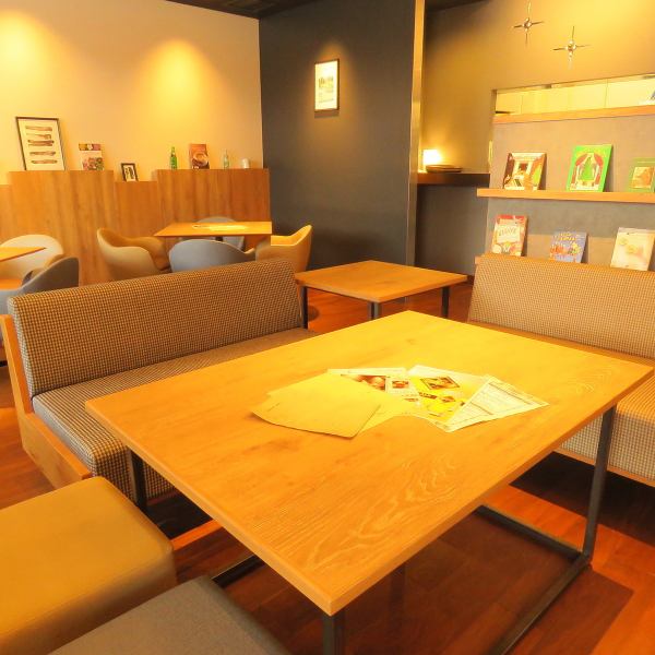 【ソファー席あります】最大6名様でご利用いただけます。女子会やランチ会、夜のお食事やみんなでパフェを楽しむのにもピッタリ◎テーブル席は最大12名様でご利用可能です♪