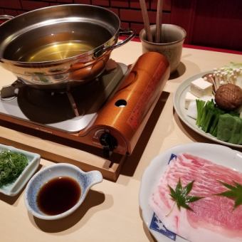 「爱媛怀石甜猪肉涮锅」售价8,800日元，请提前4天预约。