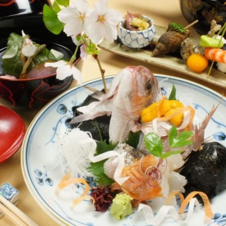 Delicious Kaiseki cuisine in a warm restaurant · · ♪