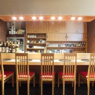 [最多可容纳5人] 柜台由日本柏木制成，气氛温馨，让您可以舒适地度过时光！