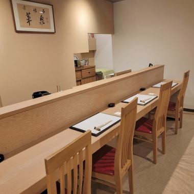 This is a brand new restaurant that has just moved from Ohatsu Tenjin in Sonezaki. The tables are made of cypress wood, so they have a wonderful aroma and make for a very pleasant dining experience! The chef puts his heart and soul into every dish, so you're sure to be completely satisfied! Enjoy a wonderful time with delicious Japanese cuisine!