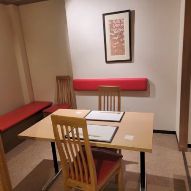 【Excellent Access】Just an 18-minute walk from JR Osaka Station, a 13-minute walk from JR Tozai Line Kitashinchi Station, and a 10-minute walk from Subway Higashi-Umeda Station, making it a very convenient location! You can use it after work or before the last train! Our friendly proprietress will welcome you with a smile♪