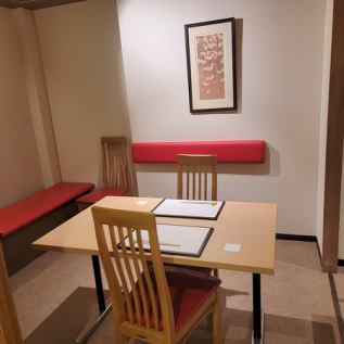 [Maximum 4 people] Available for 2 to 4 people.For groups of four, we can rearrange the table to allow for more comfortable seating.