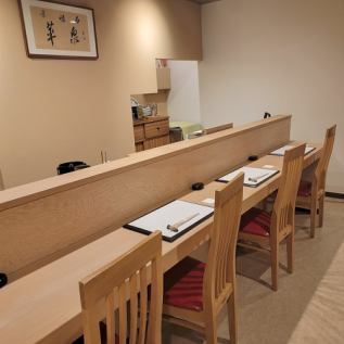 [Available for up to 5 people] Enjoy a warm and inviting atmosphere with our cypress wood counter seating!